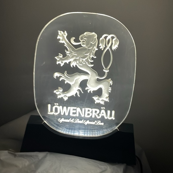 VTG LOWENBRAU LIGHT DARK SPECIAL BEER LIGHTED ACRYLIC LUCITE 12" BEER SIGN WORKS - Picture 2 of 5